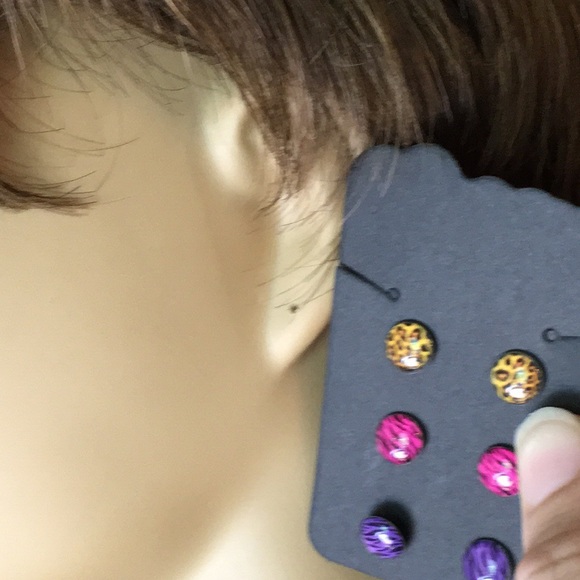 3 Pairs of Stud Earrings - Picture 4 of 7